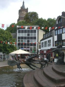 Kleve : Fischmarkt, im Vordergrund der Lohengrinbrunnen und im Hintergrund die Schwanenburg